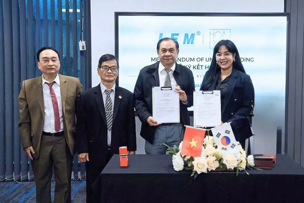 CEO Đỗ Diệu Thanh cùng đại diện Viện Phát triển Hợp tác Doanh nghiệp (IEM) - (Bên trái) và Đại diện Hoa Xinh Hàn Quốc - Mr Simon Choi