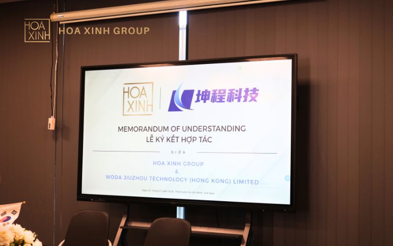 Cam kết phát triển bền vững và mở rộng thị trường Đại diện Hoa Xinh Group nhấn mạnh, việc ký kết MOU với WoDa Jiuzhou Technology là bước đi chiến lược nhằm cụ thể hóa mục tiêu mở rộng chuỗi cung ứng nguyên liệu đầu vào cho ngành nông nghiệp và công nghiệp tại Việt Nam. Về phía WoDa Jiuzhou Technology, đại diện công ty nhận định Việt Nam là mắt xích quan trọng trong lộ trình phát triển tại Đông Nam Á. Thỏa thuận này sẽ giúp doanh nghiệp Trung Quốc nhanh chóng thiết lập sự hiện diện và ổn định quy trình phân phối sản phẩm tại thị trường đầy tiềm năng này. Việc ký kết Biên bản ghi nhớ lần này không chỉ thắt chặt mối quan hệ giữa hai doanh nghiệp mà còn góp phần tăng cường năng lực cung ứng, thúc đẩy giao thương hóa chất và vận tải xuyên biên giới trong khu vực.